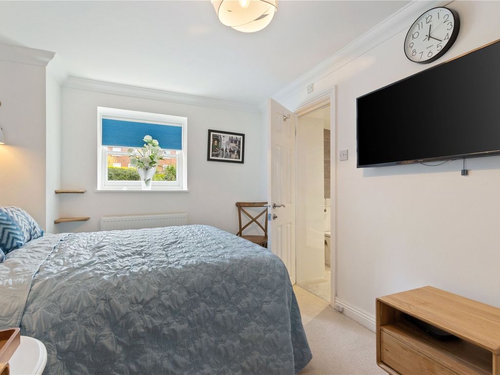 2 bed flat for sale in Upper Bognor Road, Bognor Regis, West Sussex PO21, £250,000