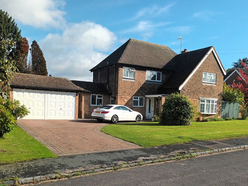 5 bed detached house for sale in Mayflower Close, Hartwell, Aylesbury HP17, £820,000