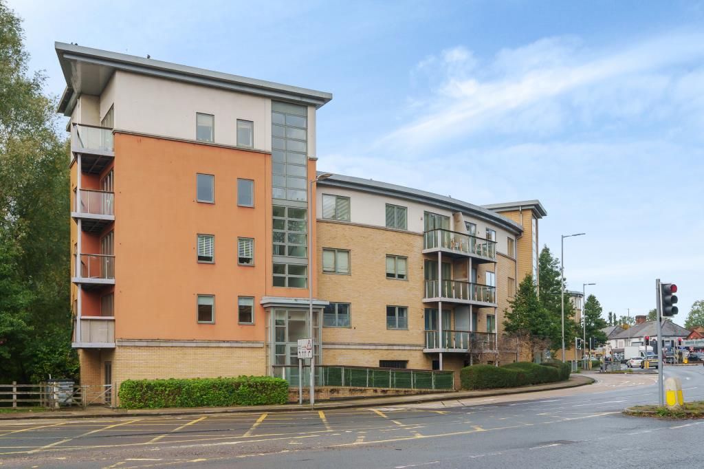 2 bed flat for sale in High Wycombe, Buckinghamshire HP11, £225,000