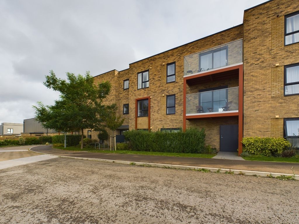 2 bed flat for sale in Pinks Close, Cambridge CB1, £375,000