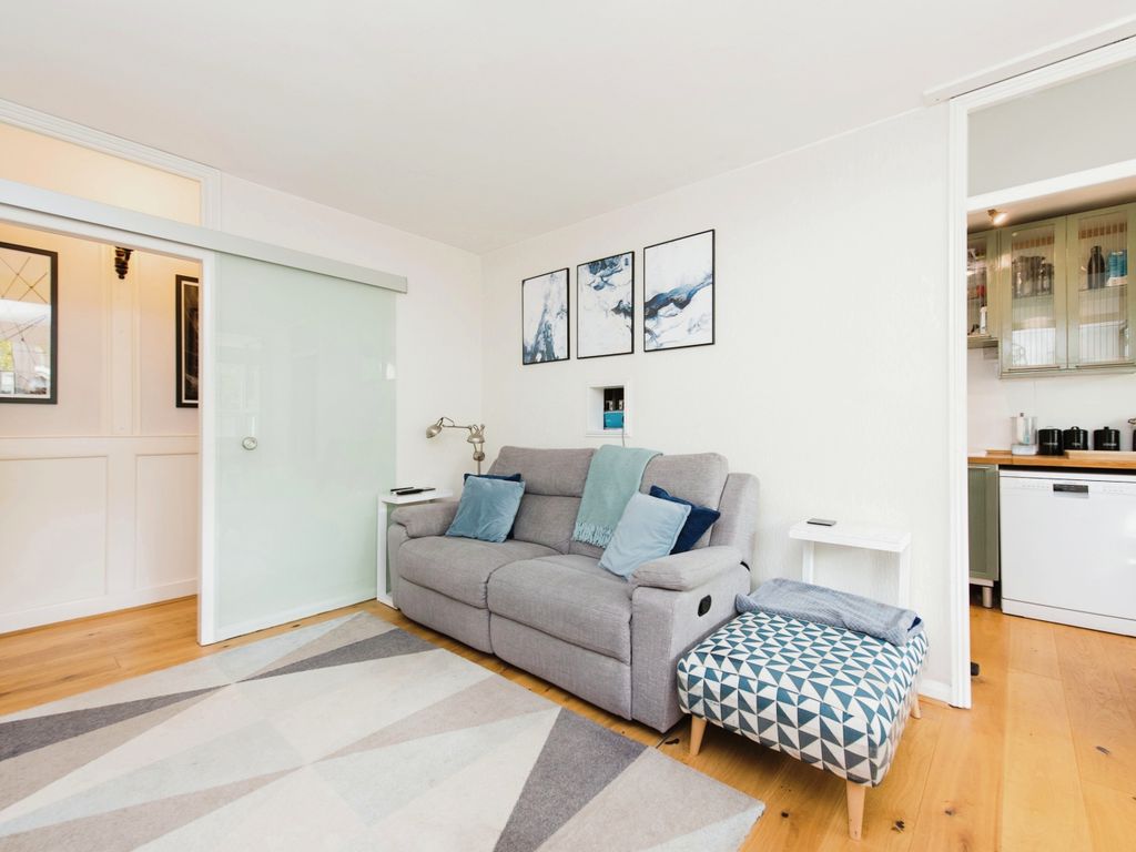 2 bed flat for sale in Rosenau Road, Battersea SW11, £385,000