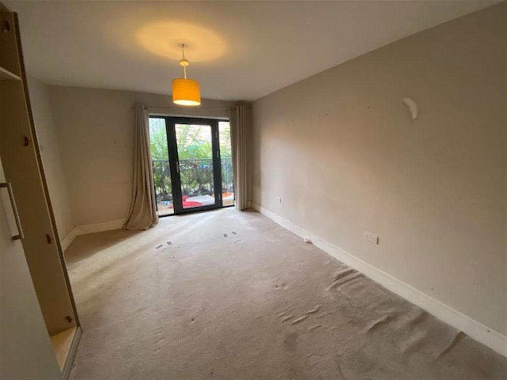 2 bed flat for sale in Bishops Road, Slough SL1, £180,000
