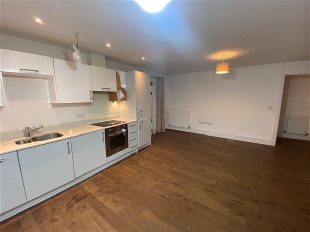 2 bed flat for sale in Bishops Road, Slough SL1, £180,000