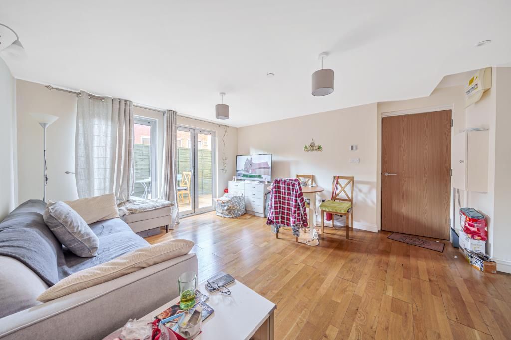 1 bed flat for sale in Slough, Berkshire SL1, £200,000