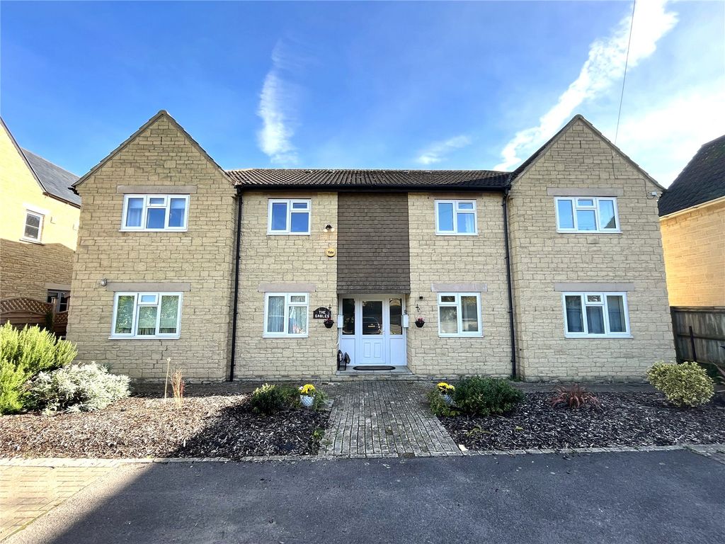 2 bed flat for sale in Burford Road, Lechlade, Gloucestershire GL7, £215,000