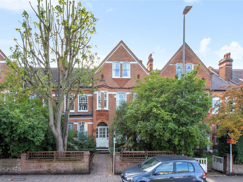 2 bed flat for sale in Bedford Hill, London SW12, £700,000