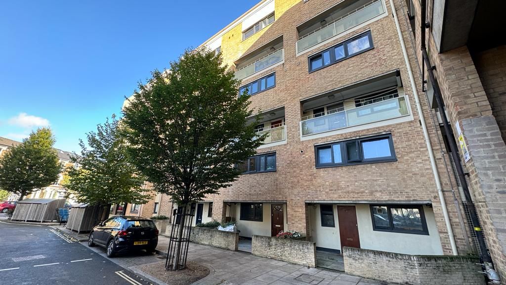 3 bed maisonette for sale in Brownswood Road, London N4, £490,000