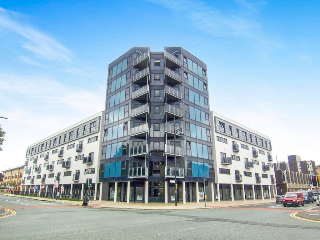 2 bed flat for sale in Stretford Road, Manchester M15, £159,950