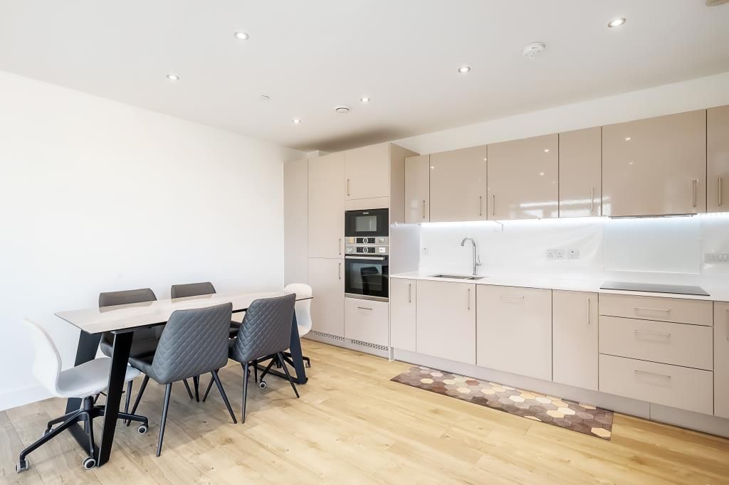 2 bed flat for sale in Barton Park, Oxford OX3, £425,000