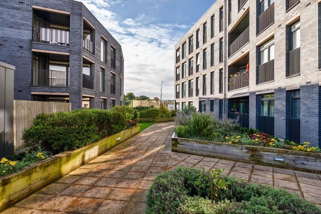 2 bed flat for sale in Barton Park, Oxford OX3, £425,000
