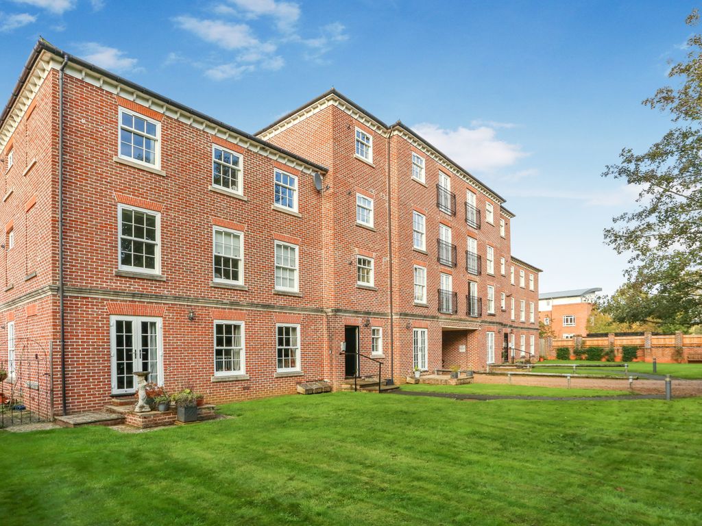 2 bed flat for sale in Portsmouth Road, Milford GU8, £315,000