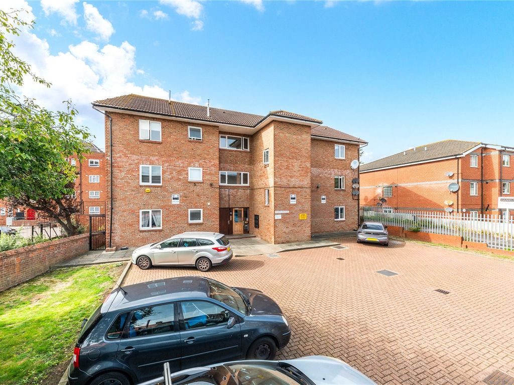 1 bed flat for sale in Old Bromley Road, Bromley, Kent BR1, £200,000