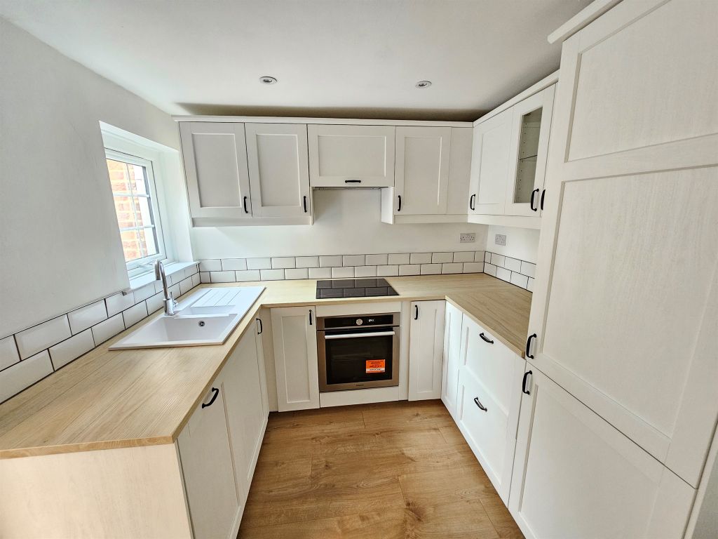 2 bed end terrace house for sale in Broughton Crossing, Broughton, Aylesbury HP22, £265,000