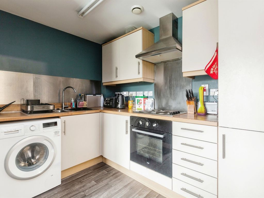 2 bed flat for sale in North Crawley Road, North Crawley, Newport Pagnell MK16, £75,000