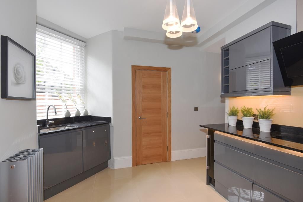 3 bed flat for sale in Abbey House, St Johns Wood NW8, £999,950