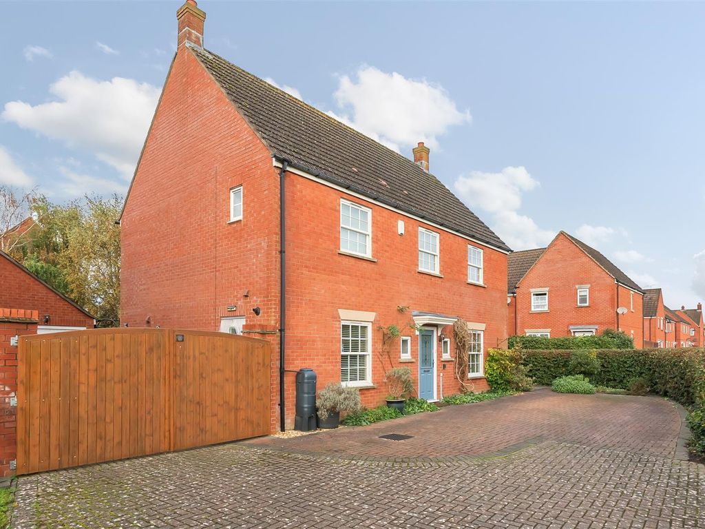 4 bed detached house for sale in Osmund Road, Devizes SN10, £450,000