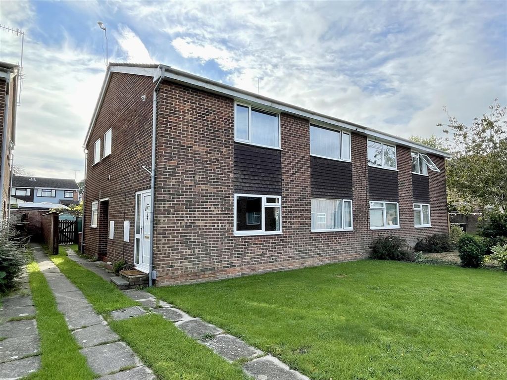 2 bed flat for sale in Dacombe Close, Upton, Poole BH16, £160,000