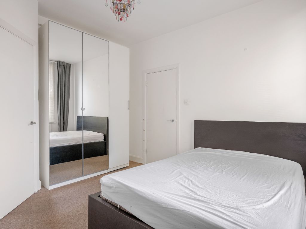 2 bed maisonette for sale in Southgate Road, London N1, £700,000