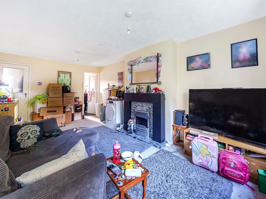 2 bed flat for sale in Audley Drive, Maidenhead SL6, £250,000