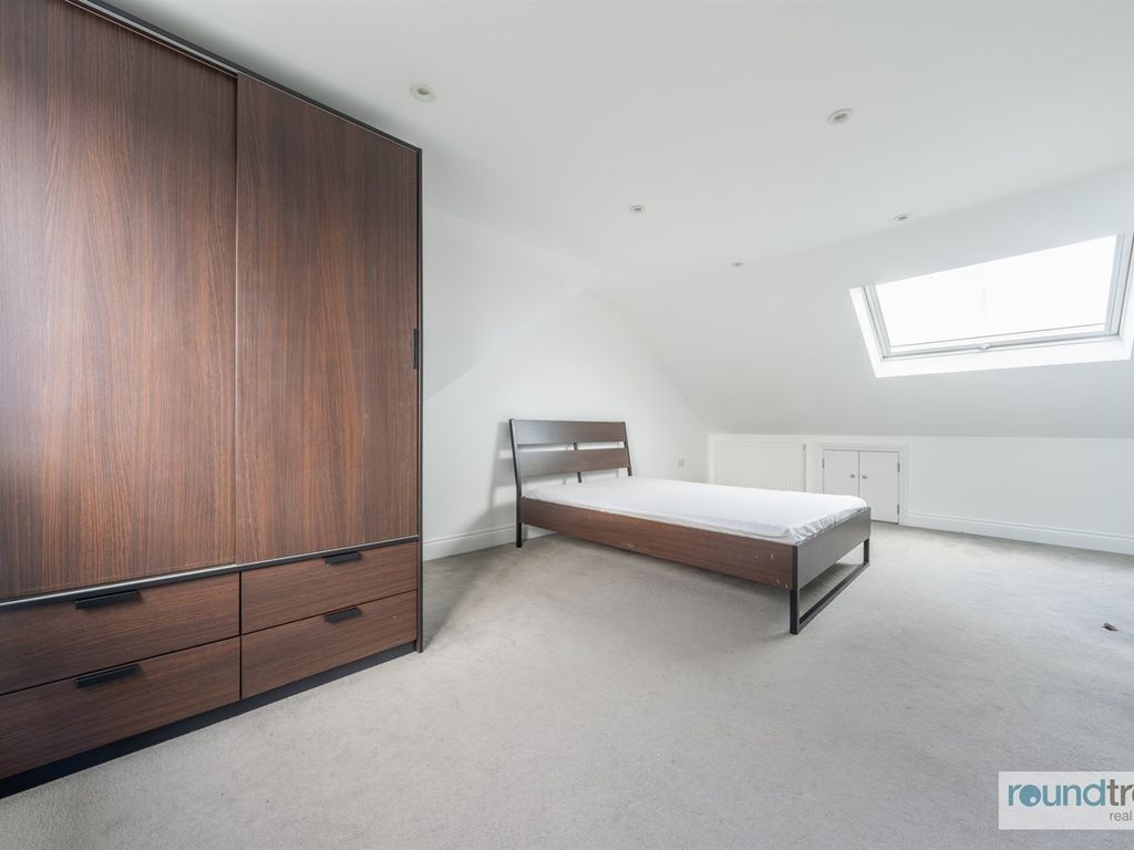 3 bed flat for sale in Great North Way, London NW4, £375,000