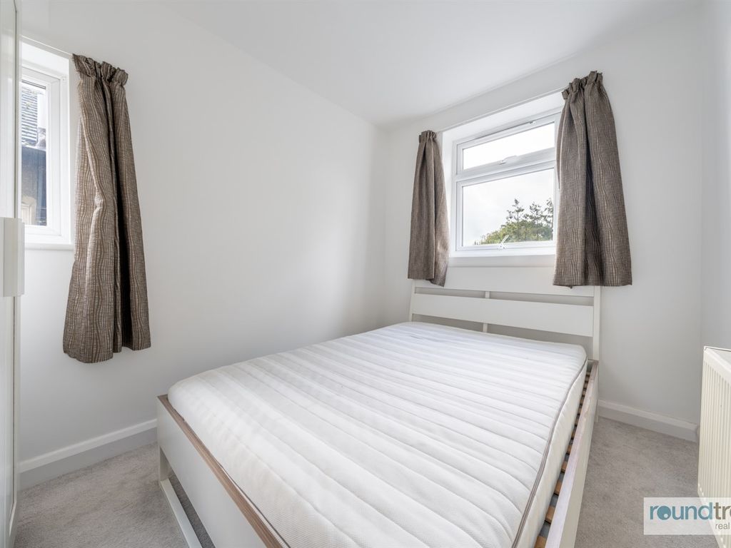 3 bed flat for sale in Great North Way, London NW4, £375,000