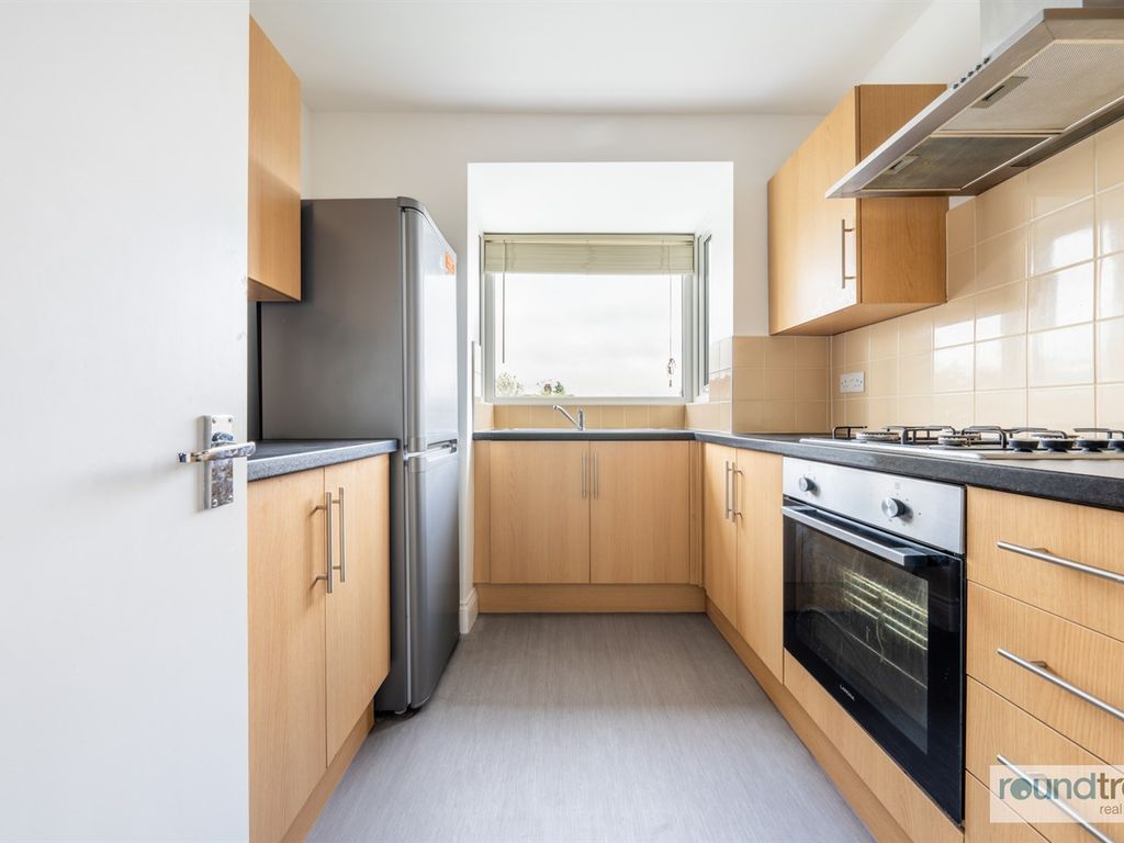 3 bed flat for sale in Great North Way, London NW4, £375,000