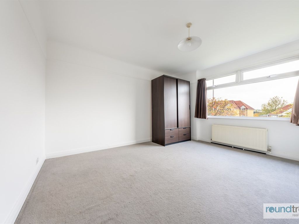 3 bed flat for sale in Great North Way, London NW4, £375,000
