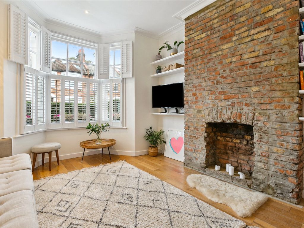 2 bed flat for sale in Hydethorpe Road, London SW12, £650,000