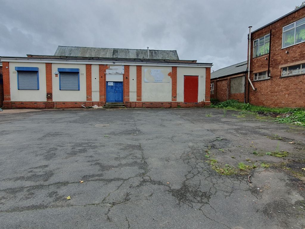 Retail premises for sale in Walsall Rd, Willenhall WV13, £350,000