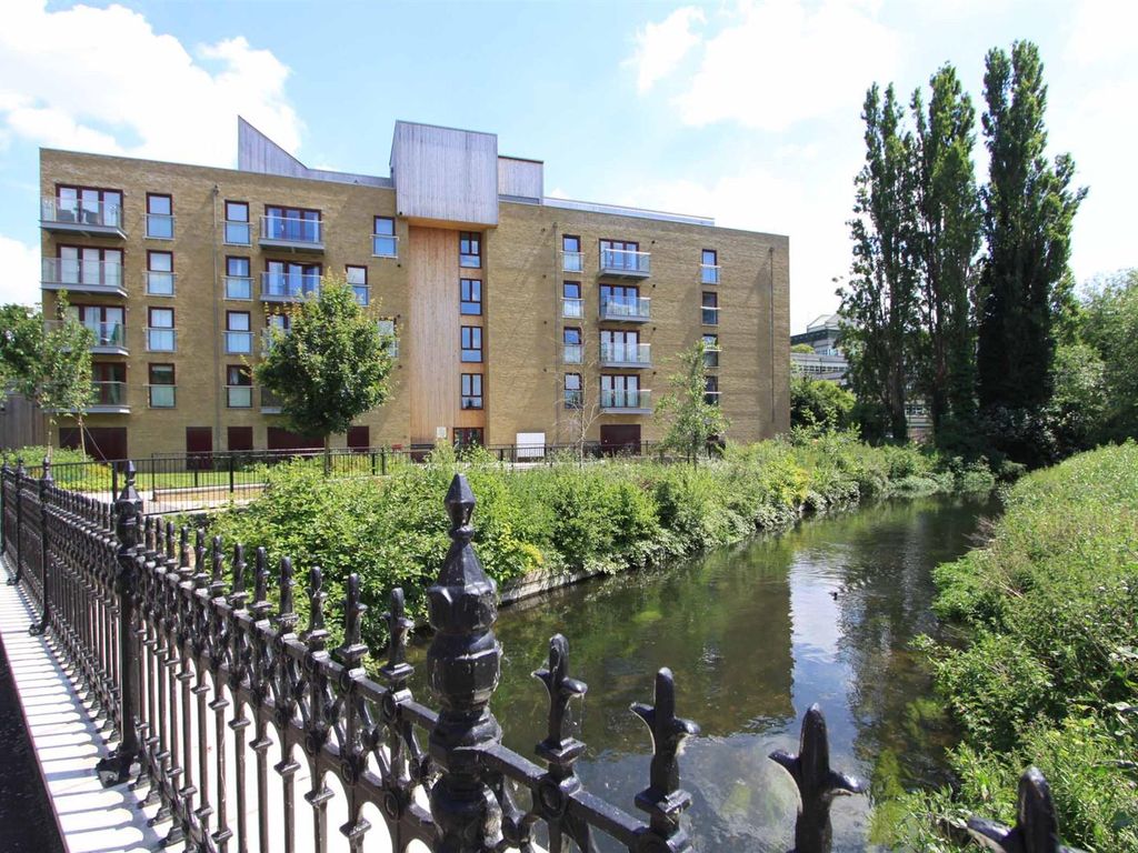 2 bed flat for sale in Kings Mill Way, Denham, Uxbridge UB9, £400,000