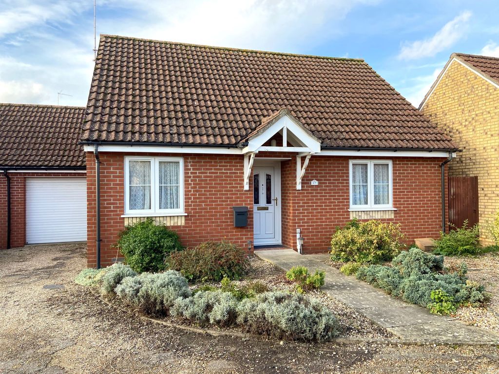 2 bed detached bungalow for sale in Lime Tree Close, Needham Market, Ipswich IP6, £295,000