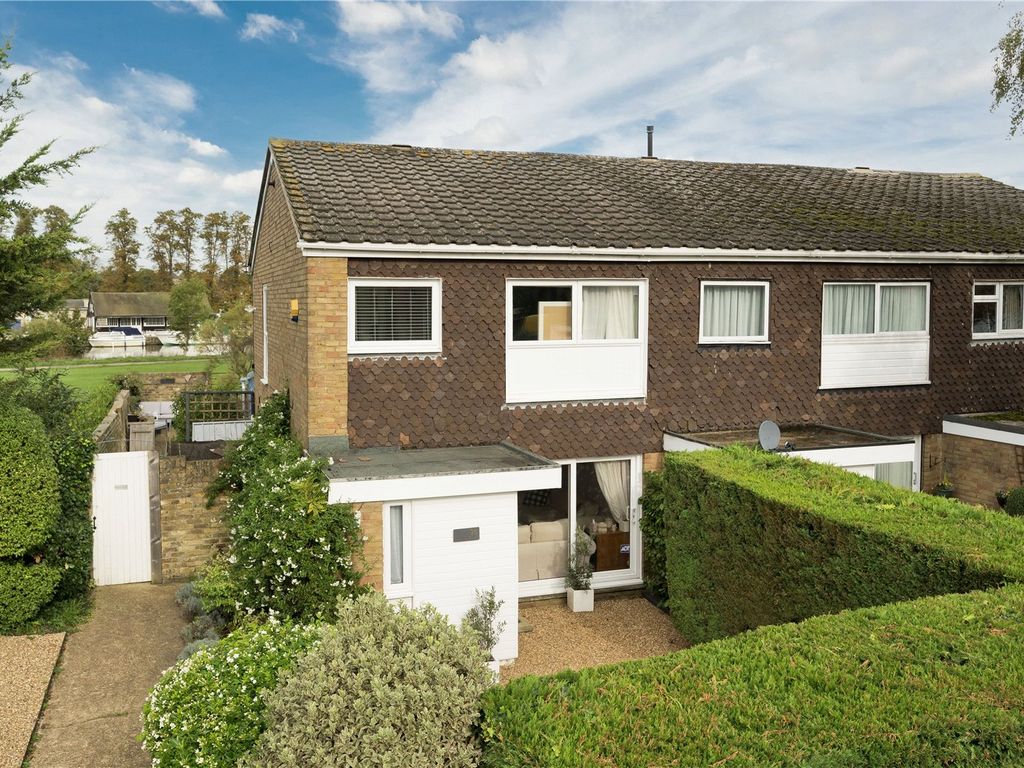 3 bed end terrace house for sale in Buckingham Gardens, West Molesey, Surrey KT8, £799,950