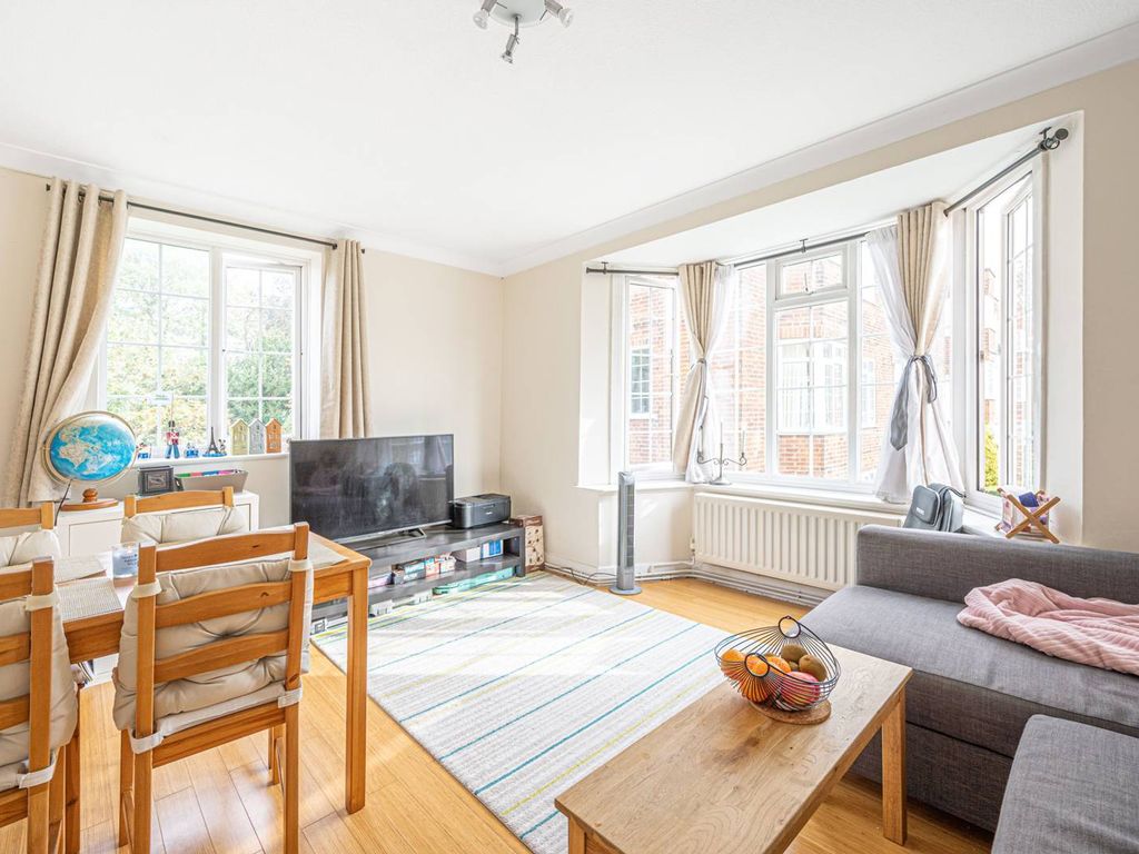 3 bed flat to rent in Ballards Lane, Finchley Central, London N3, £2,300 pcm