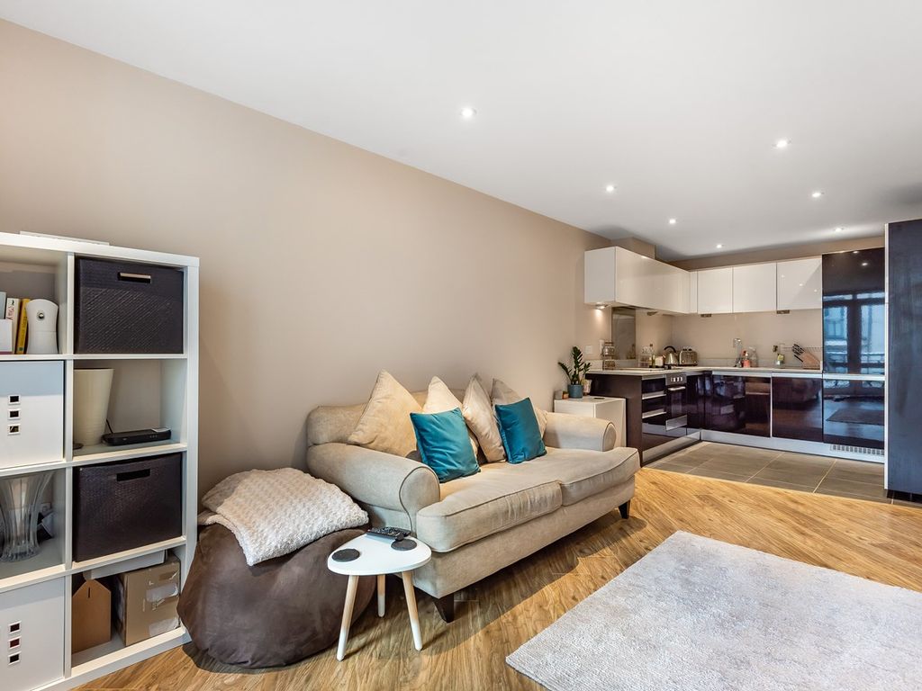 1 bed flat for sale in Printing House Square, Martyr Road, Guildford GU1, £305,000