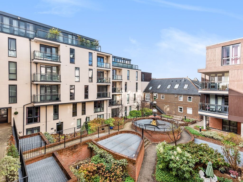 1 bed flat for sale in Printing House Square, Martyr Road, Guildford GU1, £305,000