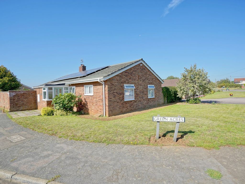 3 bed detached bungalow for sale in Cinques Road, Gamlingay, Sandy SG19, £440,000