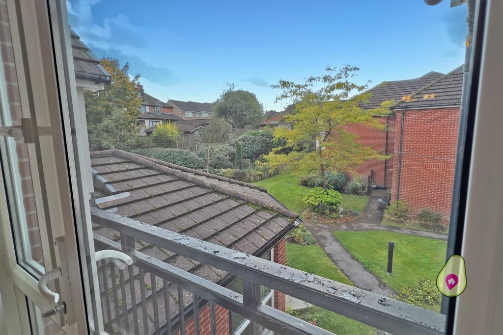 1 bed flat for sale in Sheppard Court, Chieveley Close, Tilehurst, Reading RG31, £80,000