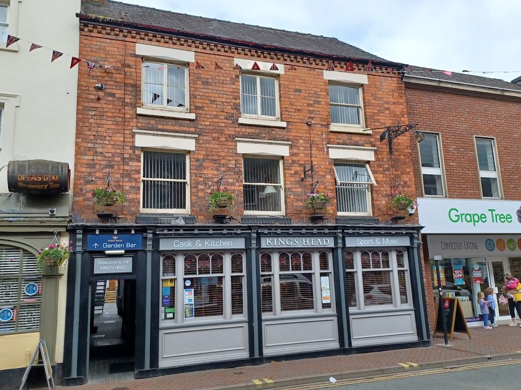 Pub/bar for sale in Church Street, Oswestry SY11, £345,000