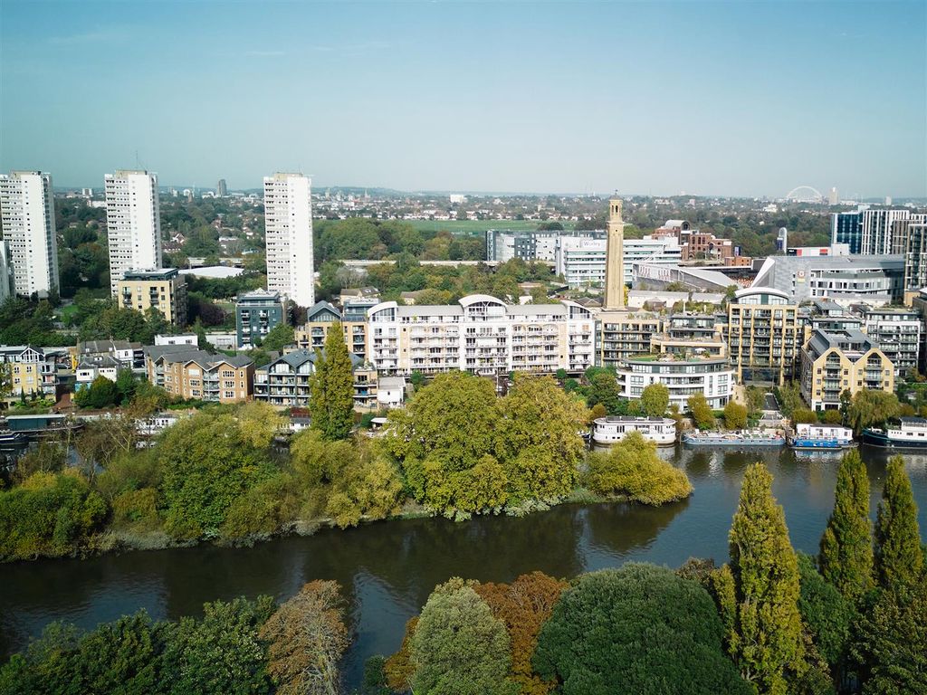 1 bed flat for sale in Kew Bridge Road, Brentford TW8, £645,000