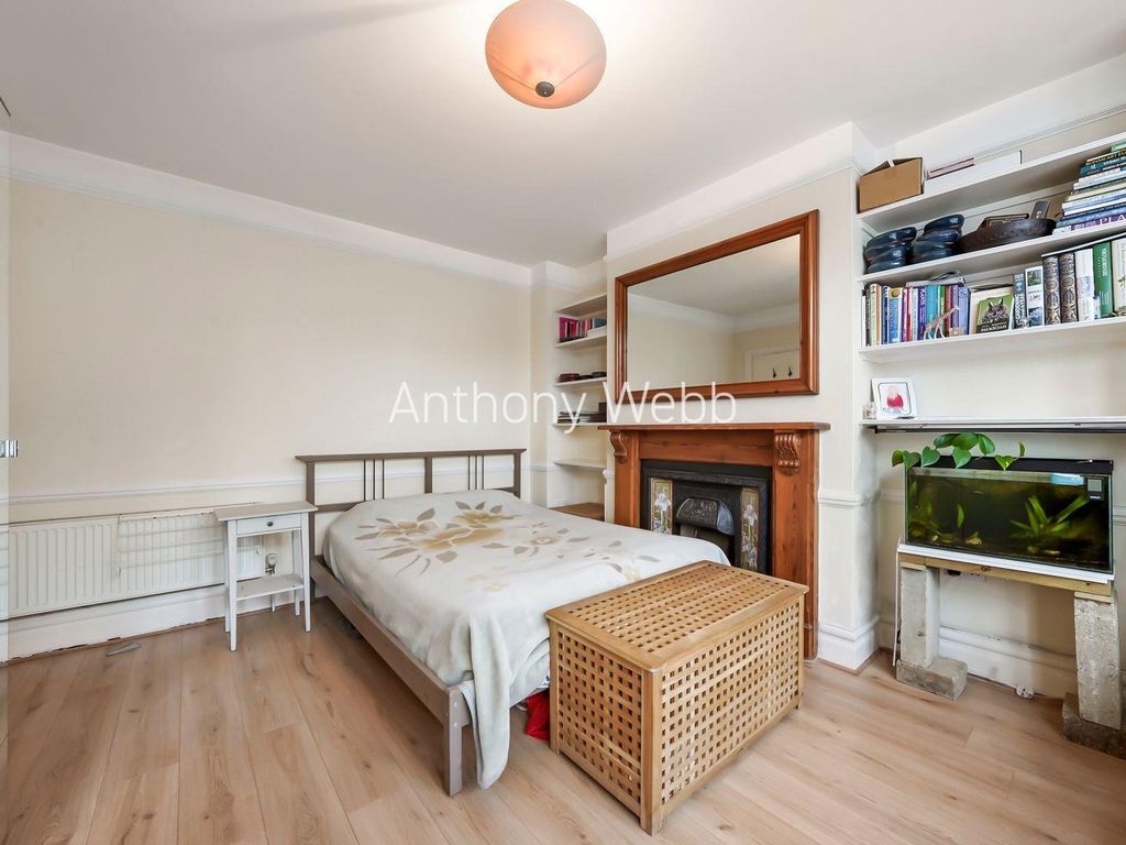 1 bed flat for sale in Lodge Drive, Palmers Green, London N13, £375,000