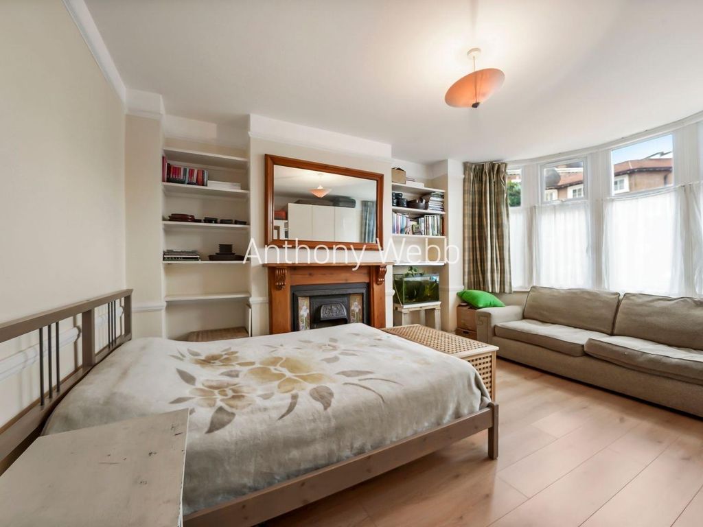 1 bed flat for sale in Lodge Drive, Palmers Green, London N13, £375,000
