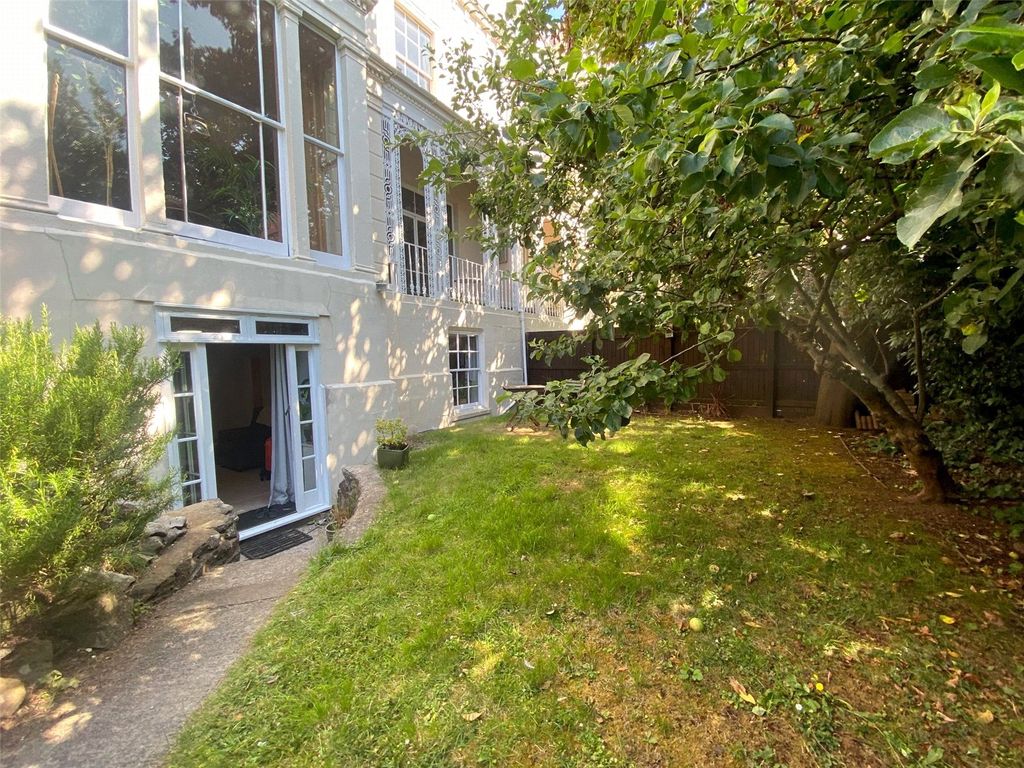 1 bed flat for sale in Cotham Road, Cotham, Bristol BS6, £300,000