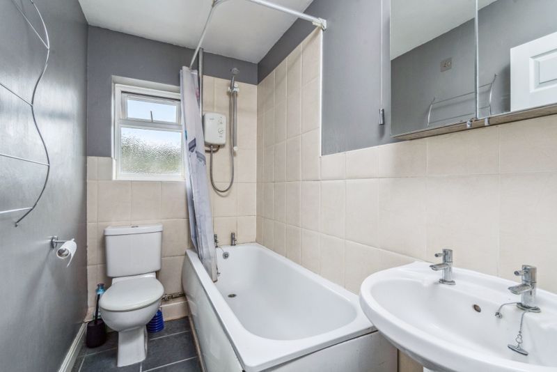2 bed flat for sale in Main Road, Naphill, High Wycombe HP14, £259,999