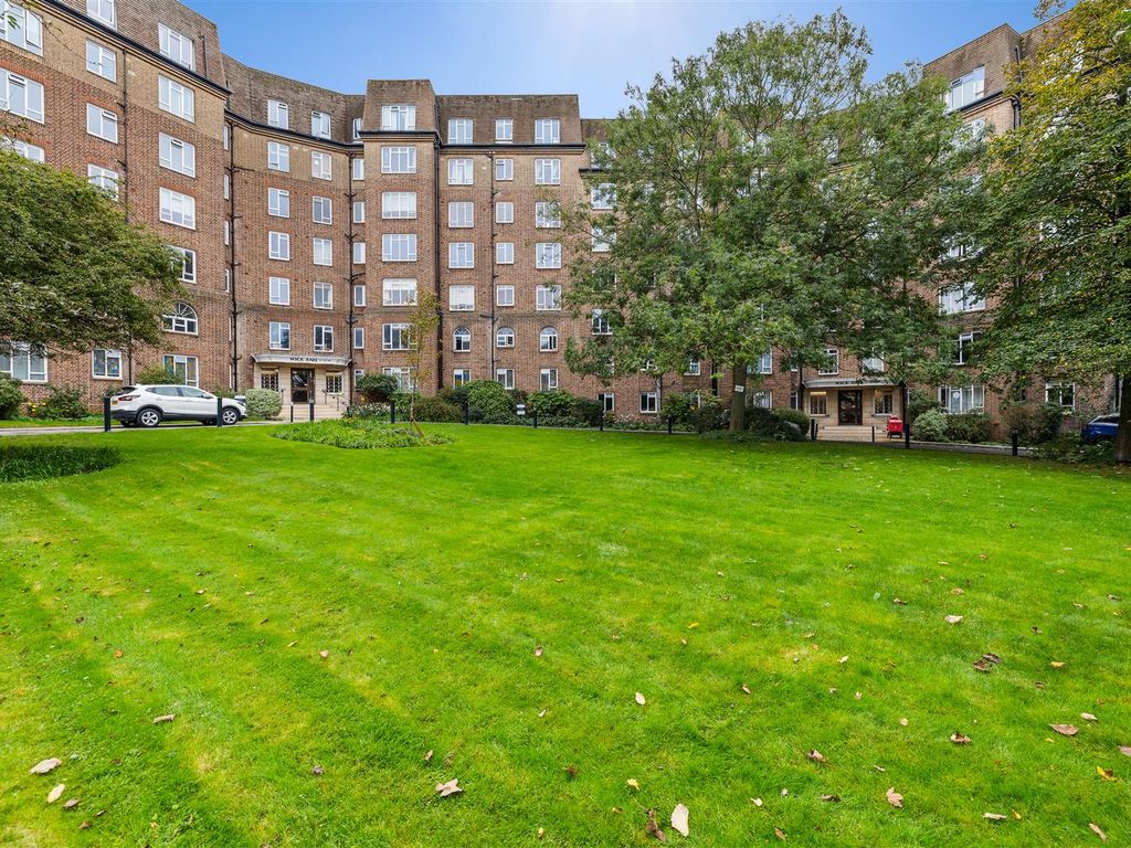 3 bed flat for sale in Furze Hill, Hove BN3, £575,000