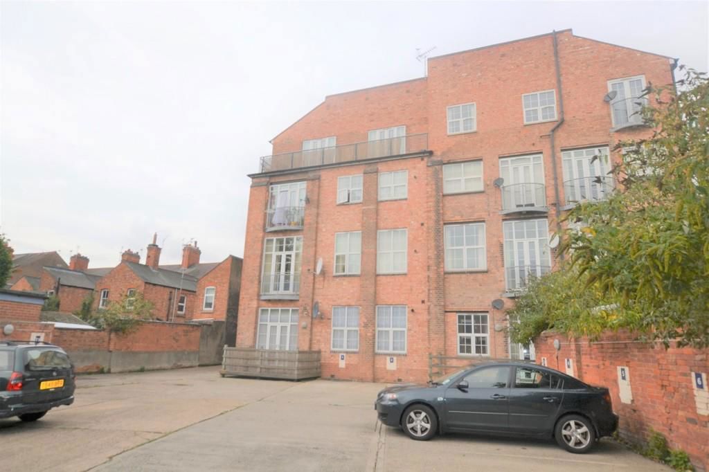 2 bed flat for sale in Fosse Road North, Leicester LE3, £95,000