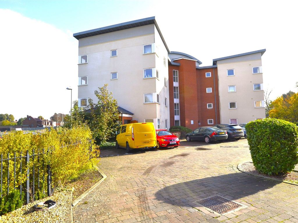 2 bed flat for sale in Suffolk Drive, Gloucester GL1, £150,000