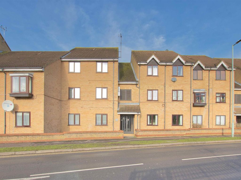 1 bed flat for sale in Lion Court, Studio Way, Borehamwood WD6, £180,000
