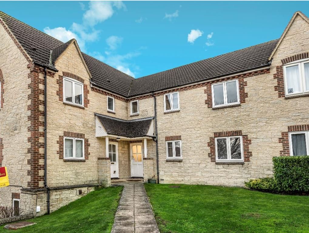 2 bed flat for sale in Wheatley, Oxfordshire OX33, £250,000