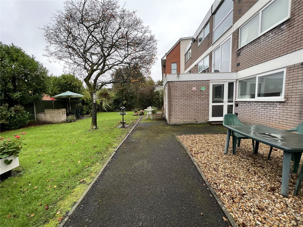 2 bed flat for sale in Avenue Road, Wolverhampton, West Midlands WV3, £125,000