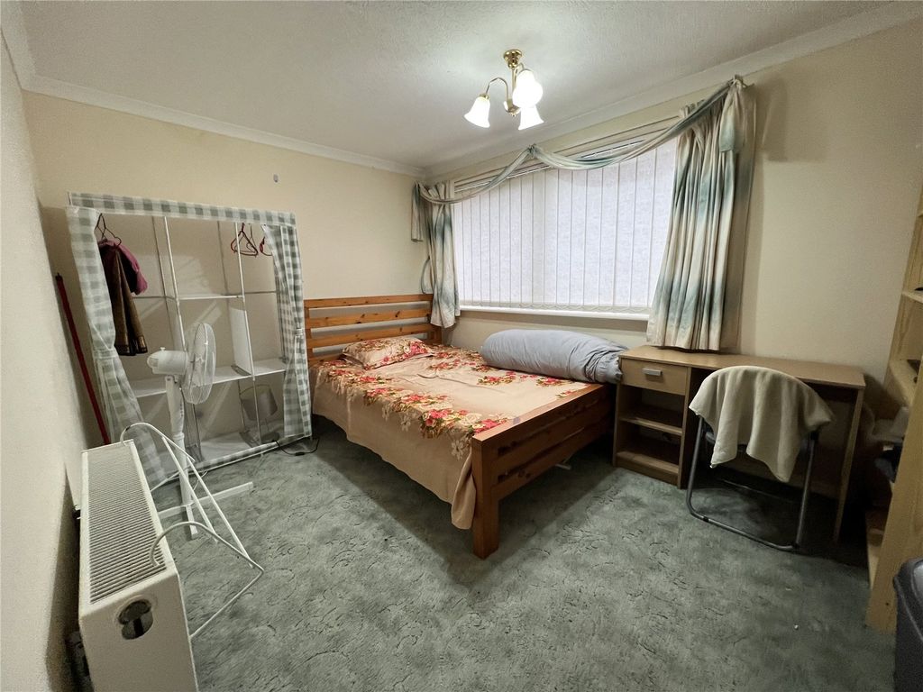 2 bed flat for sale in Avenue Road, Wolverhampton, West Midlands WV3, £125,000